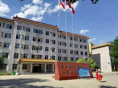 石家庄新铁轨道交通学校门口有公交车吗