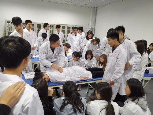 初中毕业能学口腔医学专业吗？