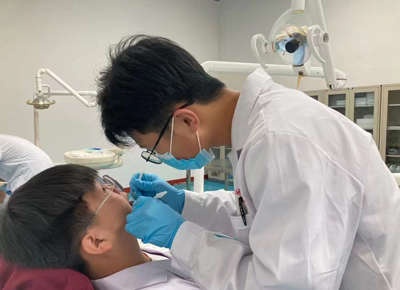 河北同仁医专口腔实操课1.jpg