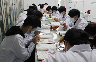 河北同仁医专口腔实操课3.jpg
